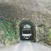 Anlieferung in den Bergen - eine enge Tunnelfahrt