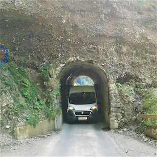 Anlieferung in den Bergen - eine enge Tunnelfahrt