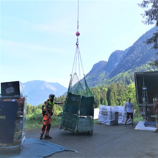 Anlieferung per Helikopter  in den Bergen - eine Herausforderung