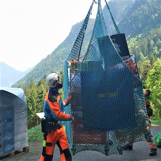 In Österreich: Anlieferung per Helikopter  - eine Herausforderung